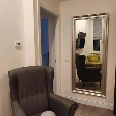 La Maison Du Mira Apartment Intra